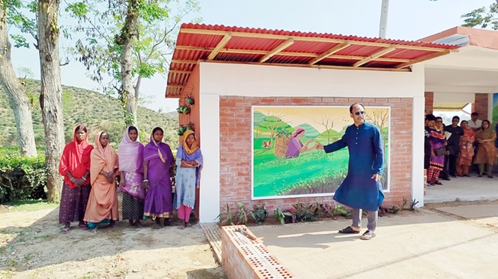 পরিত্যক্ত যাত্রী ছাউনিকে পর্যটনকেন্দ্রে রূপান্তরিত করলেন ব্যারিস্টার